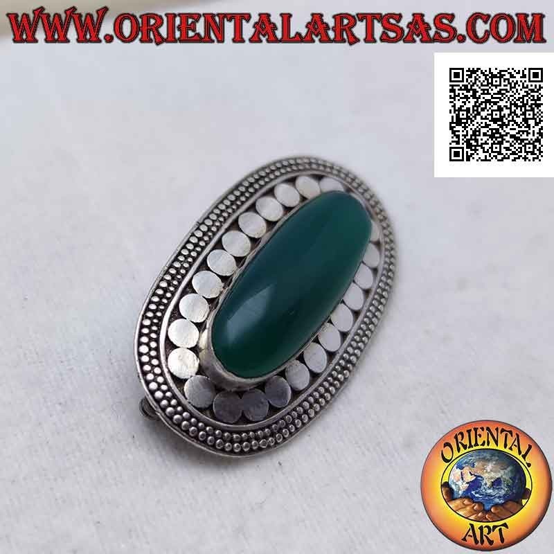 Broche de plata con ágata verde ovalada alargada rodeada de tachuelas lisas y dos filas de discos