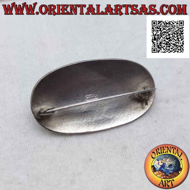 Broche de plata con ágata verde ovalada alargada rodeada de tachuelas lisas y dos filas de discos