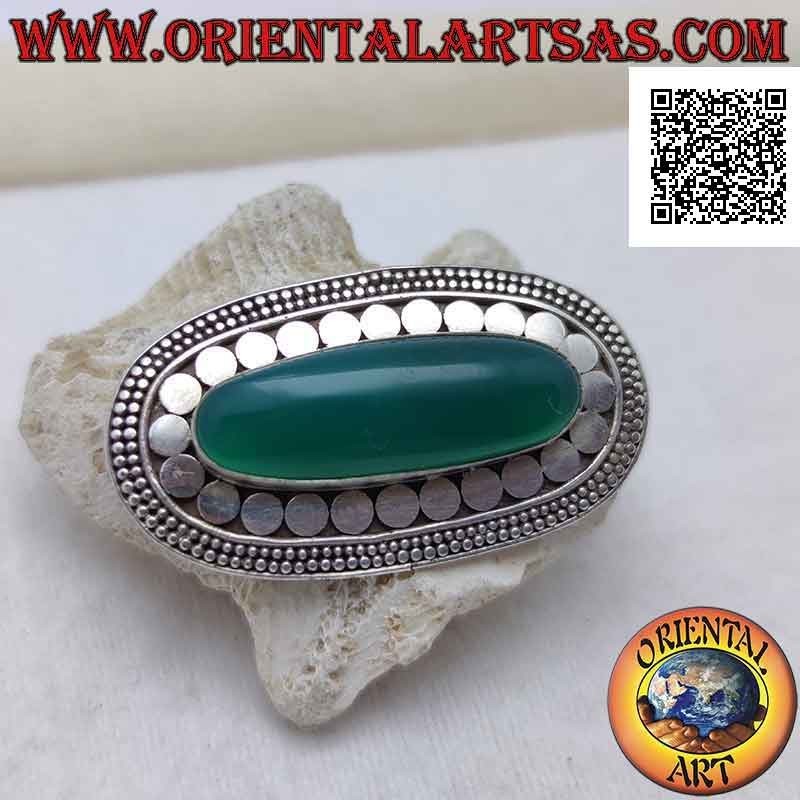 Spilla in argento con agata verde ovale allungata contornata da borchie lisce e due file di dischetti