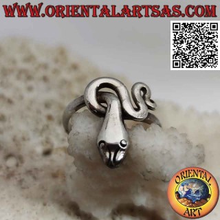 Anillo de plata lisa con forma de serpiente enroscada