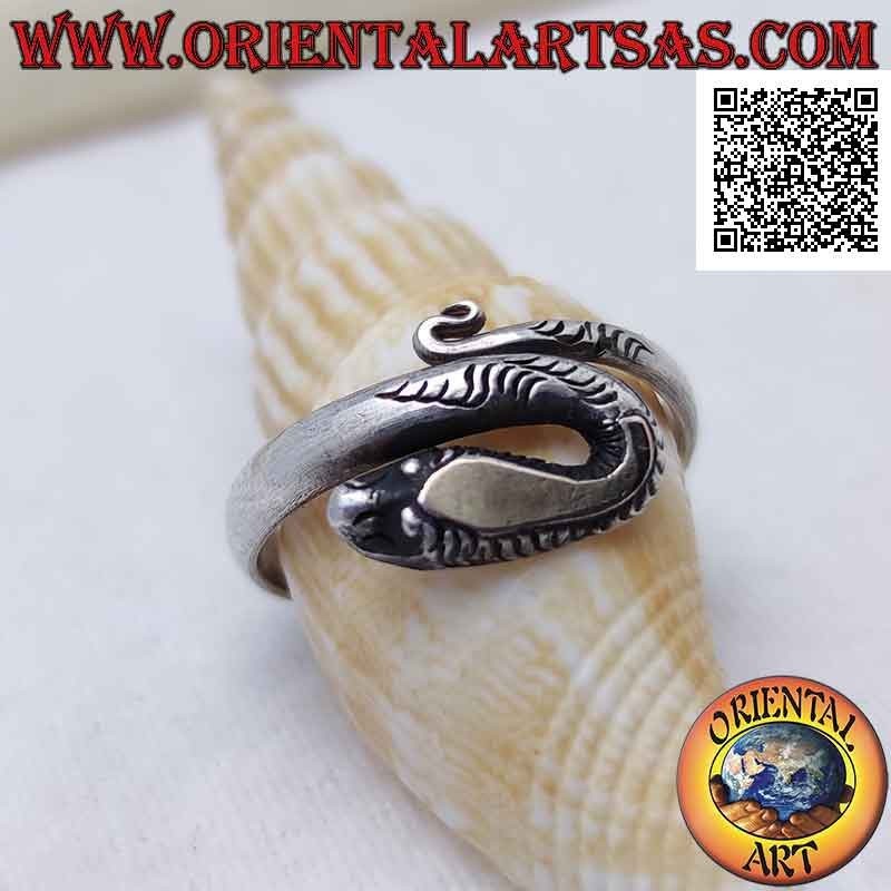 Anillo de plata en forma de serpiente envolvente con hocico terminado y una U (placa de oro en la cabeza)
