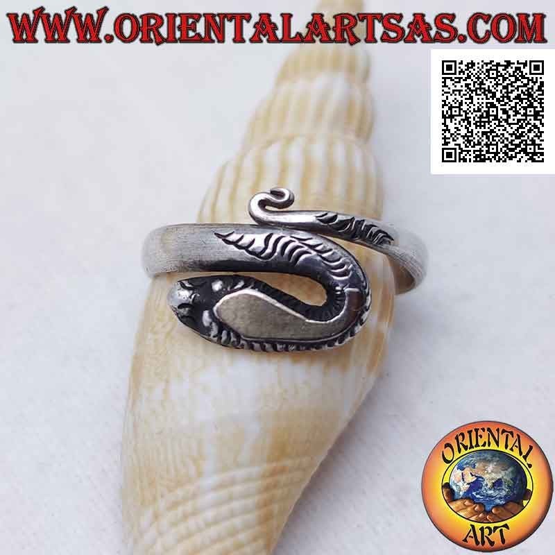 Anillo de plata en forma de serpiente envolvente con hocico terminado y una U (placa de oro en la cabeza)