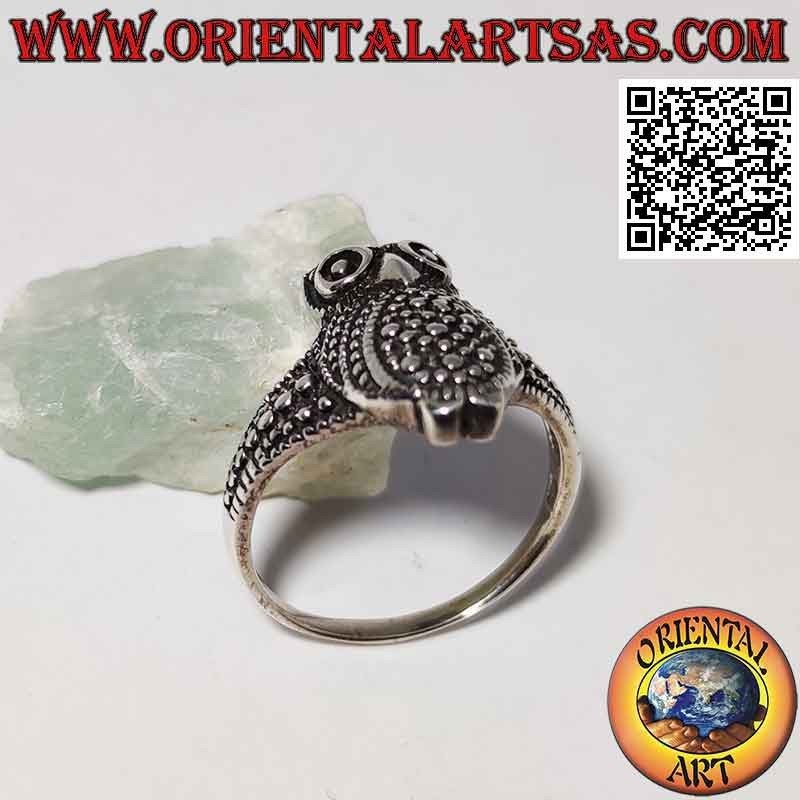 Anello in argento a forma di gufo intero senza ali puntinato