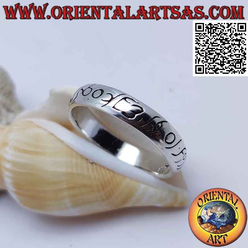 Anillo de plata con banda lisa redondeada con escrituras élficas grabadas