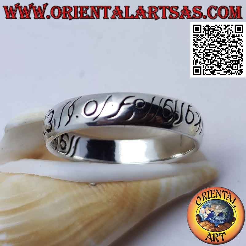 Bague en argent avec bande arrondie lisse avec écritures elfiques gravées