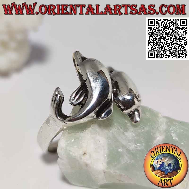 Anillo de plata, par de delfines envolventes opuestos (dispuestos en ángulo)
