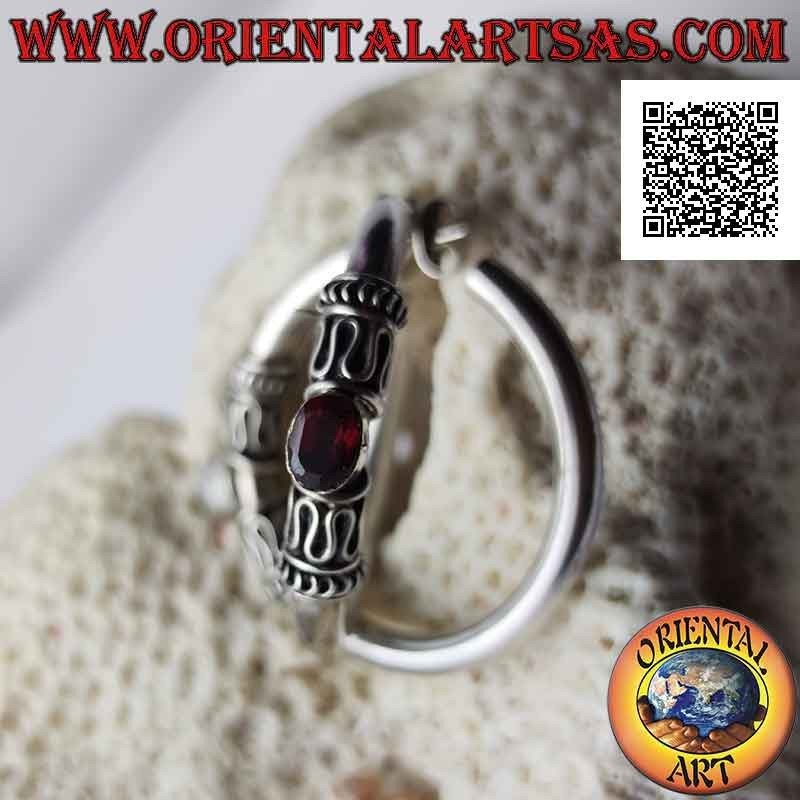 Orecchini in argento a cerchio con granato naturale ovale tra serpentina e linee (40 mm)