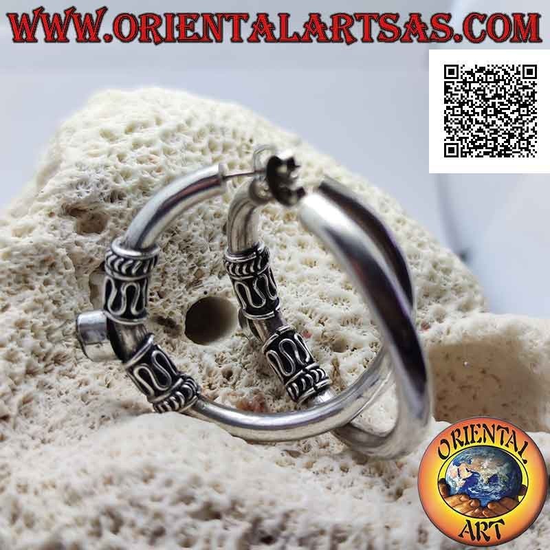 Pendientes de aro de plata con granate natural ovalado entre serpentina y líneas (40 mm)