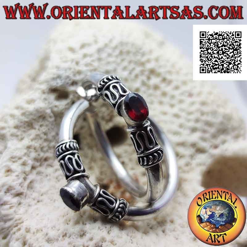 Pendientes de aro de plata con granate natural ovalado entre serpentina y líneas (40 mm)