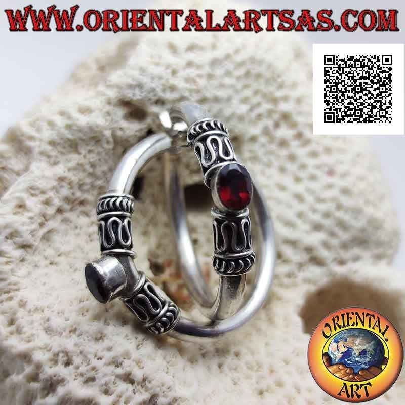 Pendientes de aro de plata con granate natural ovalado entre serpentina y líneas (40 mm)