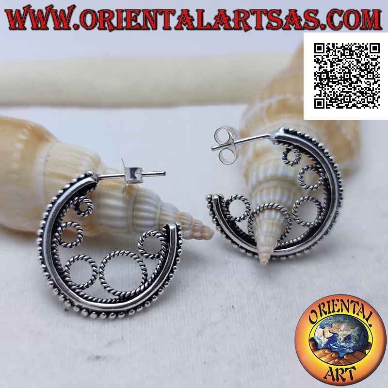 Orecchini in argento a cerchio con palline e cerchi interni (chiusura a farfalla)