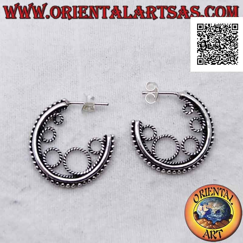 Orecchini in argento a cerchio con palline e cerchi interni (chiusura a farfalla)