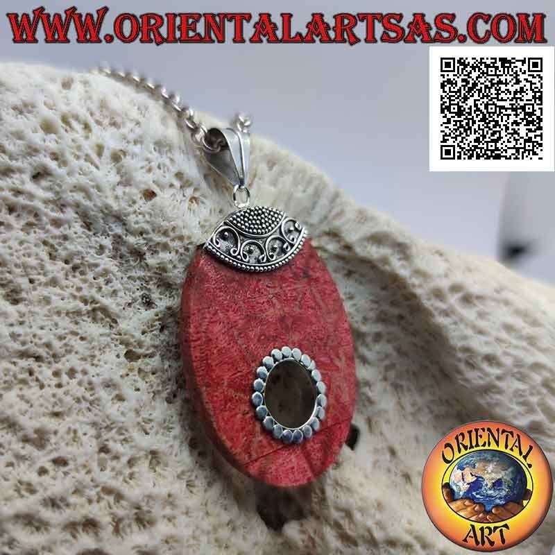 Colgante de plata con coral rojo (coral) ovalado con agujero y decoración étnica