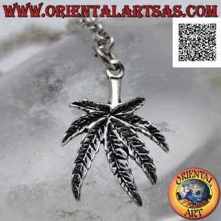 Colgante de plata en forma de hoja de marihuana grabada en bajo relieve (grueso)