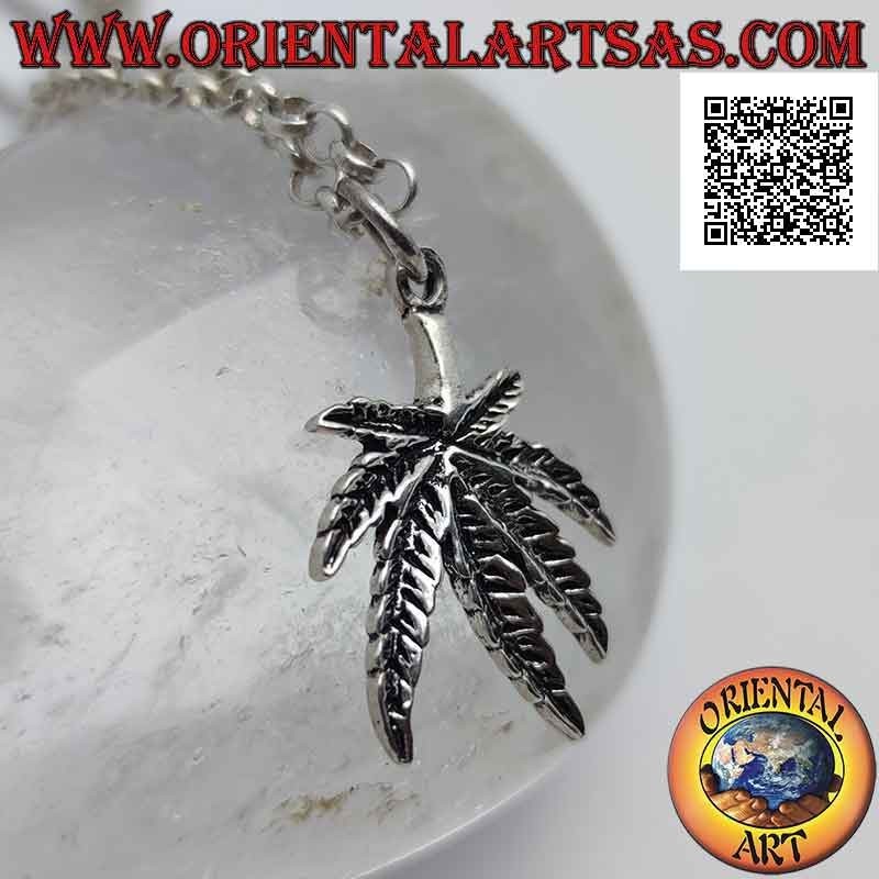 Pendentif en argent en forme de feuille de marijuana gravée en bas relief (épais)