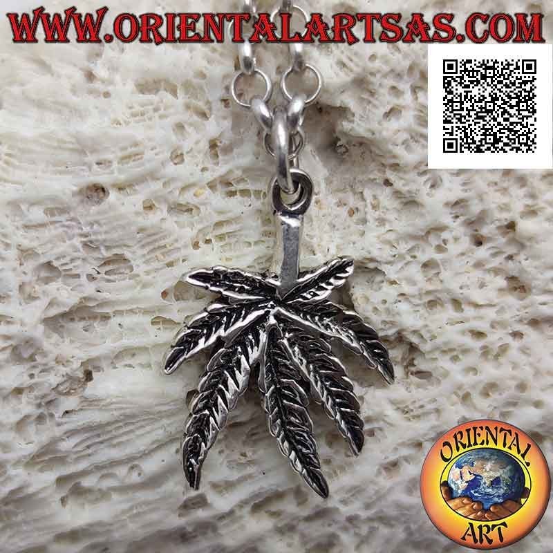 Colgante de plata en forma de hoja de marihuana grabada en bajo relieve (grueso)