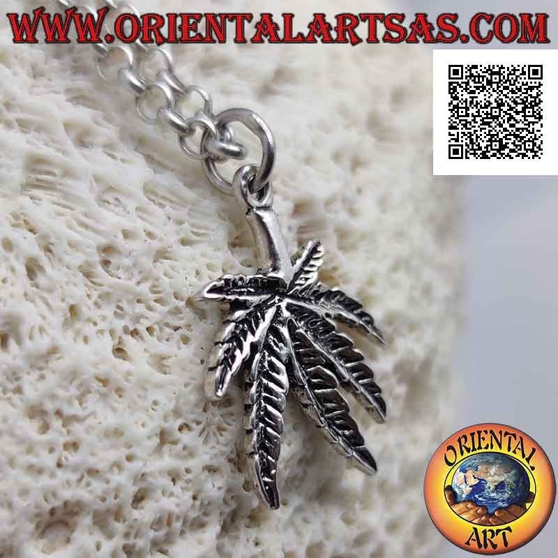 Pendentif en argent en forme de feuille de marijuana gravée en bas relief (épais)