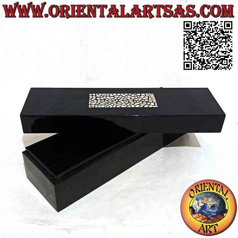 Elegante caja rectangular en resina negra brillante y aplicaciones.