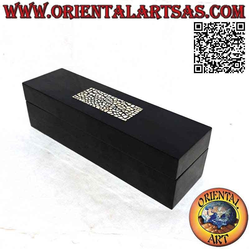 Elegante caja rectangular en resina negra brillante y aplicaciones.
