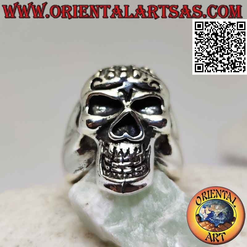 Bague en argent en forme de crâne possédé avec la main sur le front