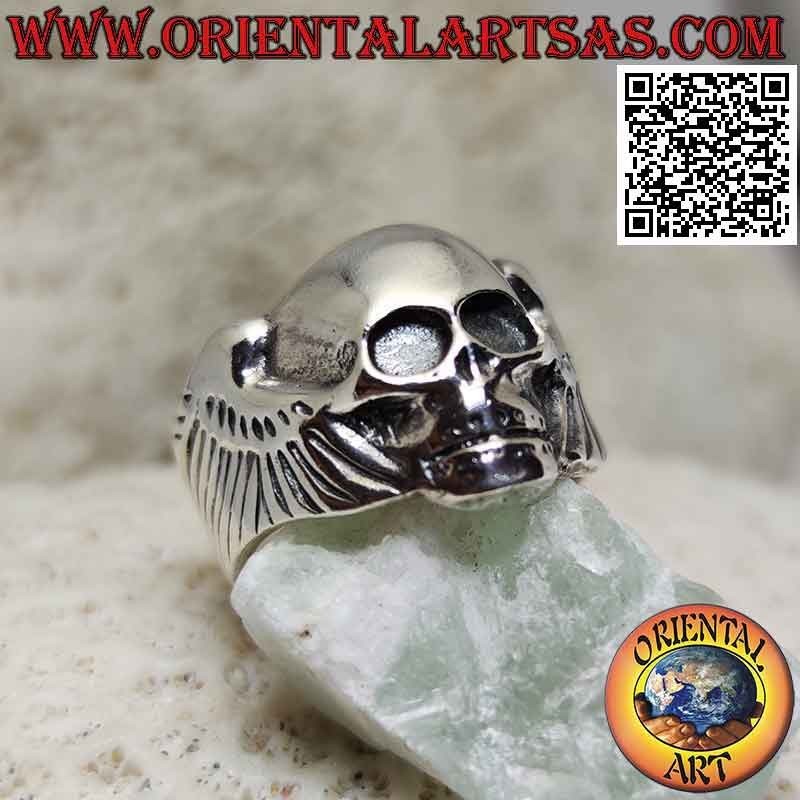 Anello in argento a forma di teschio senza occhi e con ali sui lati