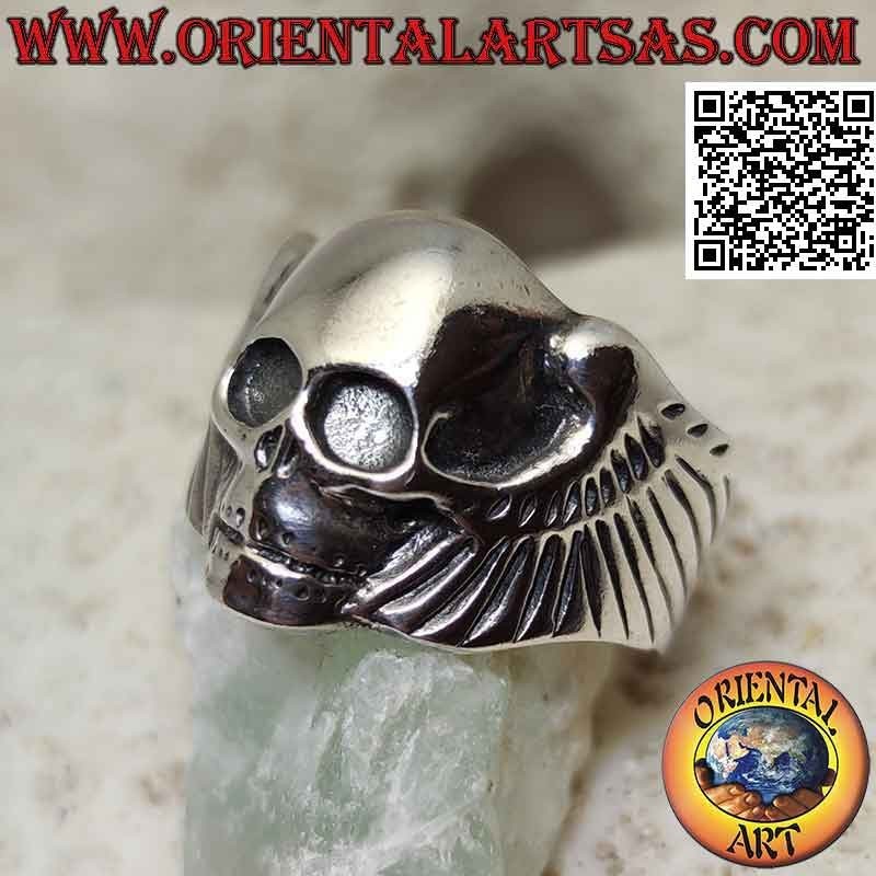 Anillo de plata en forma de calavera sin ojos y con alas a los lados