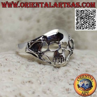 Anello in argento con teschio traforato e coppia di osse saldate sui lati