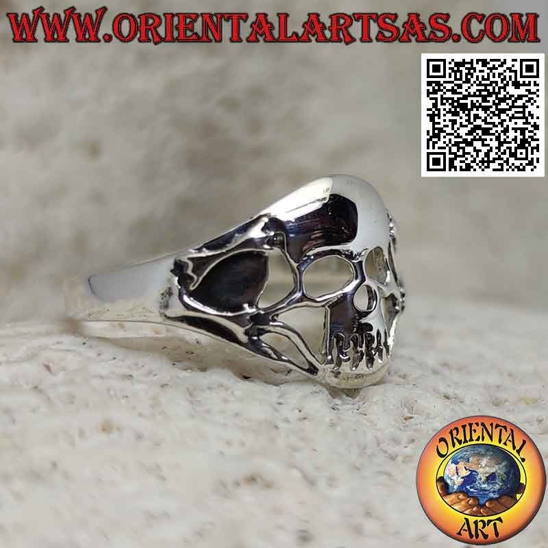 Anello in argento con teschio traforato e coppia di osse saldate sui lati
