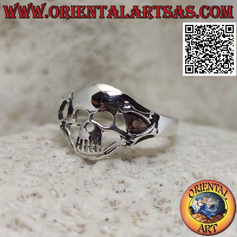Anillo de plata con calavera perforada y par de huesos soldados a los lados