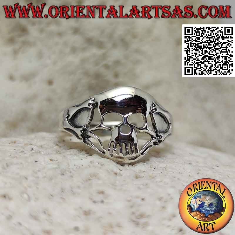 Anillo de plata con calavera perforada y par de huesos soldados a los lados