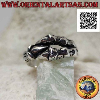Bague en argent en forme de trois griffes de dragon enveloppant dans une forte prise