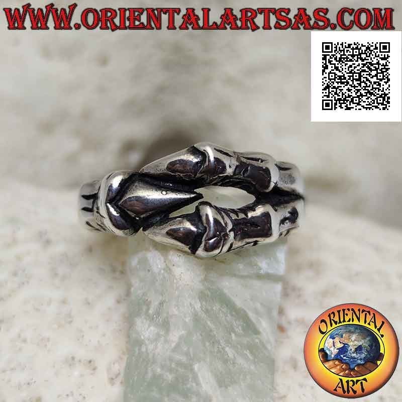 Anillo de plata en forma de tres garras de dragón envueltas en un fuerte agarre