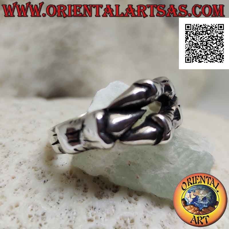 Bague en argent en forme de trois griffes de dragon enveloppant dans une forte prise