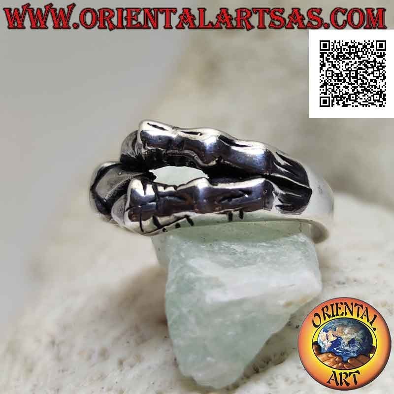 Bague en argent en forme de trois griffes de dragon enveloppant dans une forte prise
