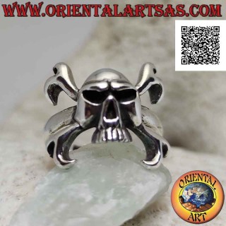 Anillo de plata con calavera sin mandíbula en los dos huesos femorales cruzados que sobresalen