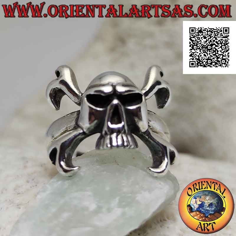 Silver ring with skull without jaw on the two protruding crossed femoral bones