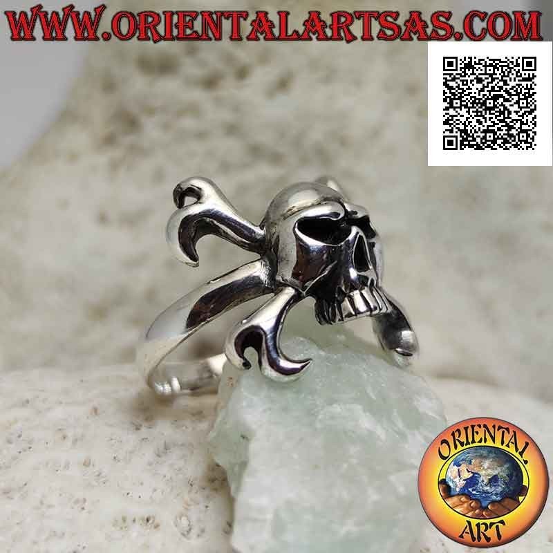 Bague en argent avec crâne sans mâchoire sur les deux os fémoraux croisés saillants