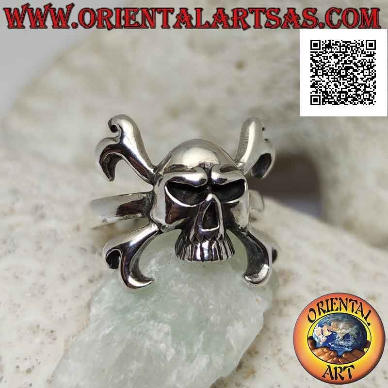 Silver ring with skull without jaw on the two protruding crossed femoral bones