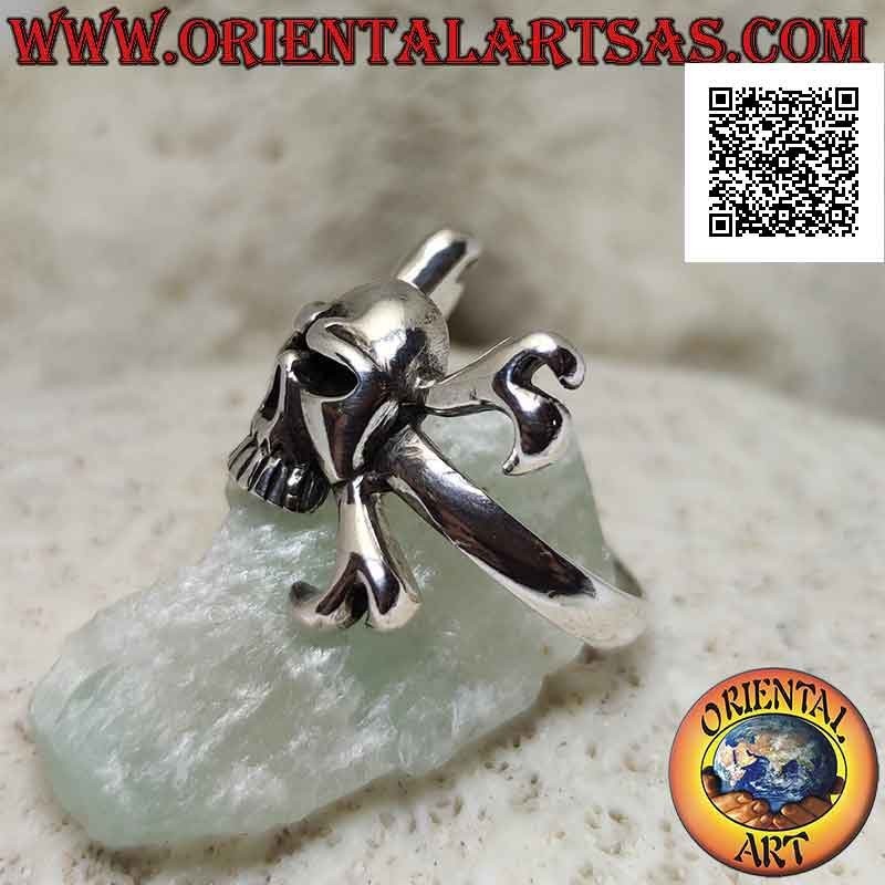 Silver ring with skull without jaw on the two protruding crossed femoral bones