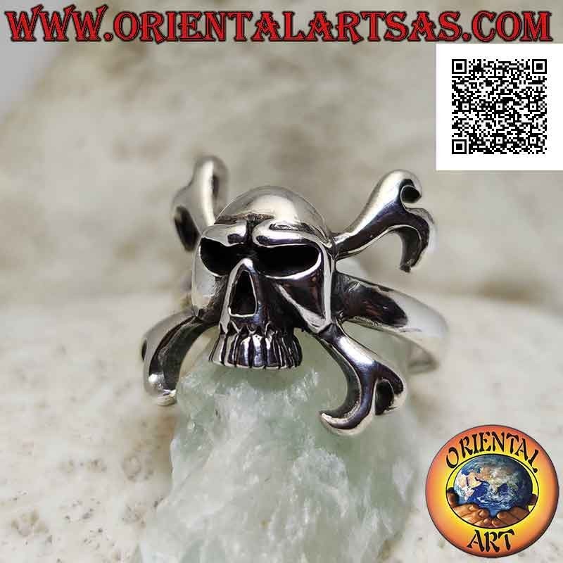Bague en argent avec crâne sans mâchoire sur les deux os fémoraux croisés saillants