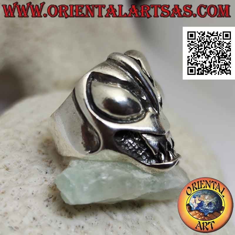 Anello in argento, il teschio alieno malefico