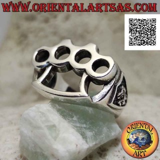 Anello in argento con tirapugni (cazzottiera) traforata e teschio pirata in bassorilievo sui lati