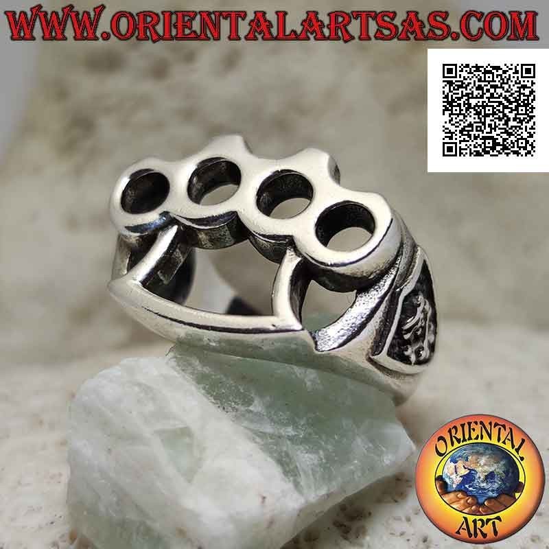 Bague en argent avec jointures en laiton perforées (cazzottiera) et crâne de pirate en bas-relief sur les côtés