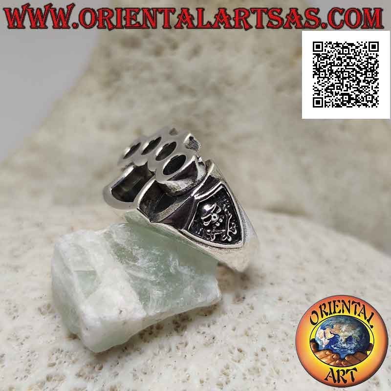 Anillo de plata con nudillos de latón perforados (cazzottiera) y calavera pirata en bajorrelieve a los lados
