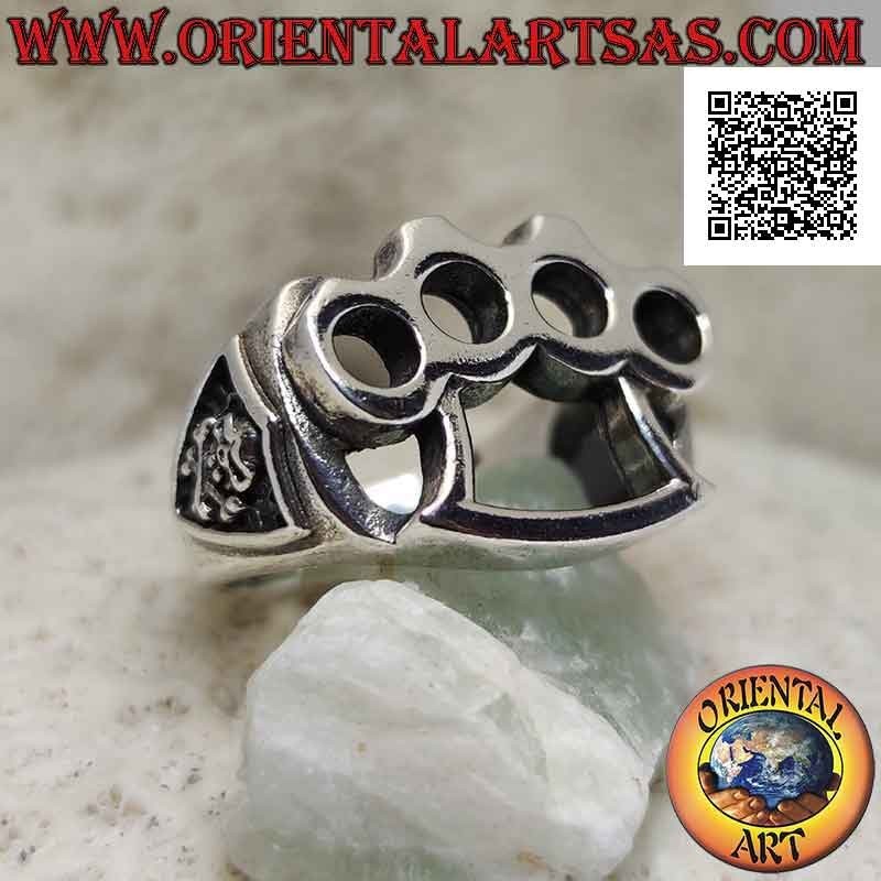 Bague en argent avec jointures en laiton perforées (cazzottiera) et crâne de pirate en bas-relief sur les côtés