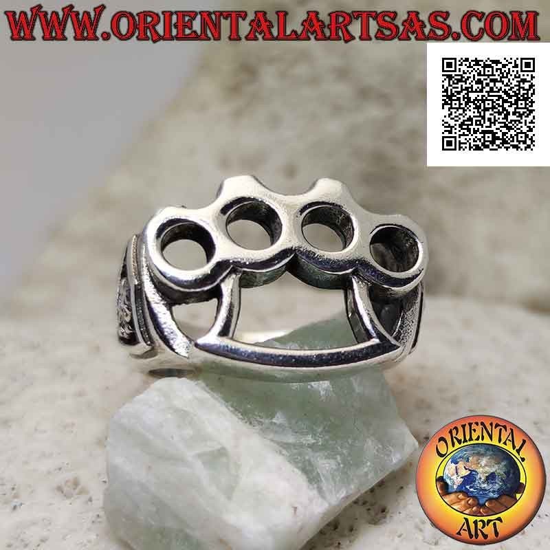 Bague en argent avec jointures en laiton perforées (cazzottiera) et crâne de pirate en bas-relief sur les côtés