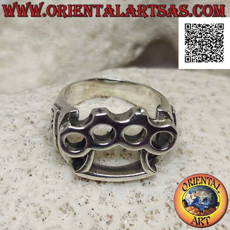 Anillo de plata con nudillos de latón perforados (cazzottiera) y calavera pirata en bajorrelieve a los lados