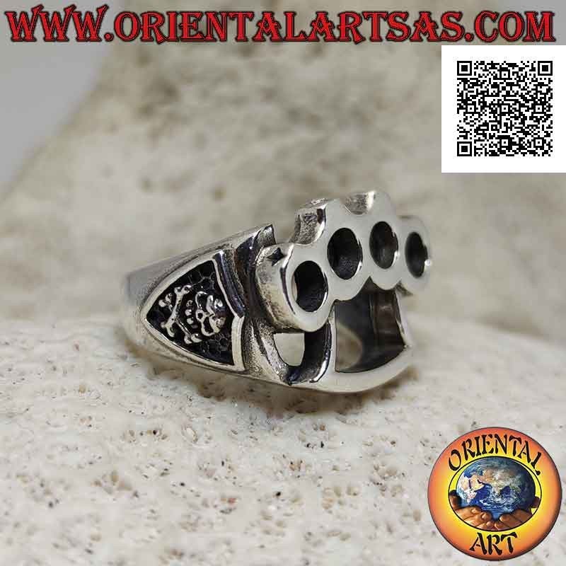 Anello in argento con tirapugni (cazzottiera) traforata e teschio pirata in bassorilievo sui lati