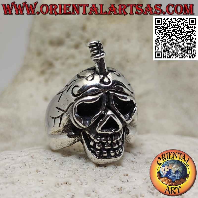 Bague en argent en forme de crâne souffrant avec une épée coincée dans le crâne