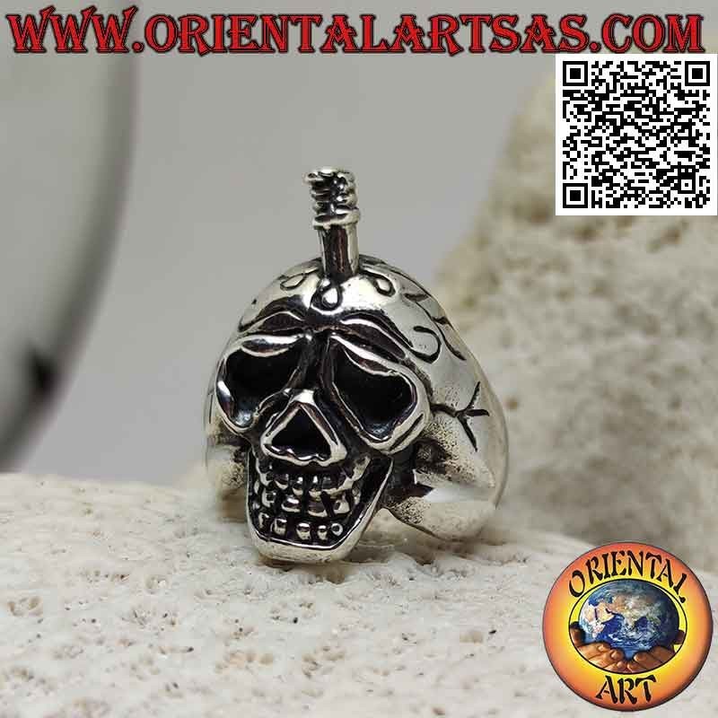Anillo de plata en forma de calavera sufriente con espada clavada en la calavera